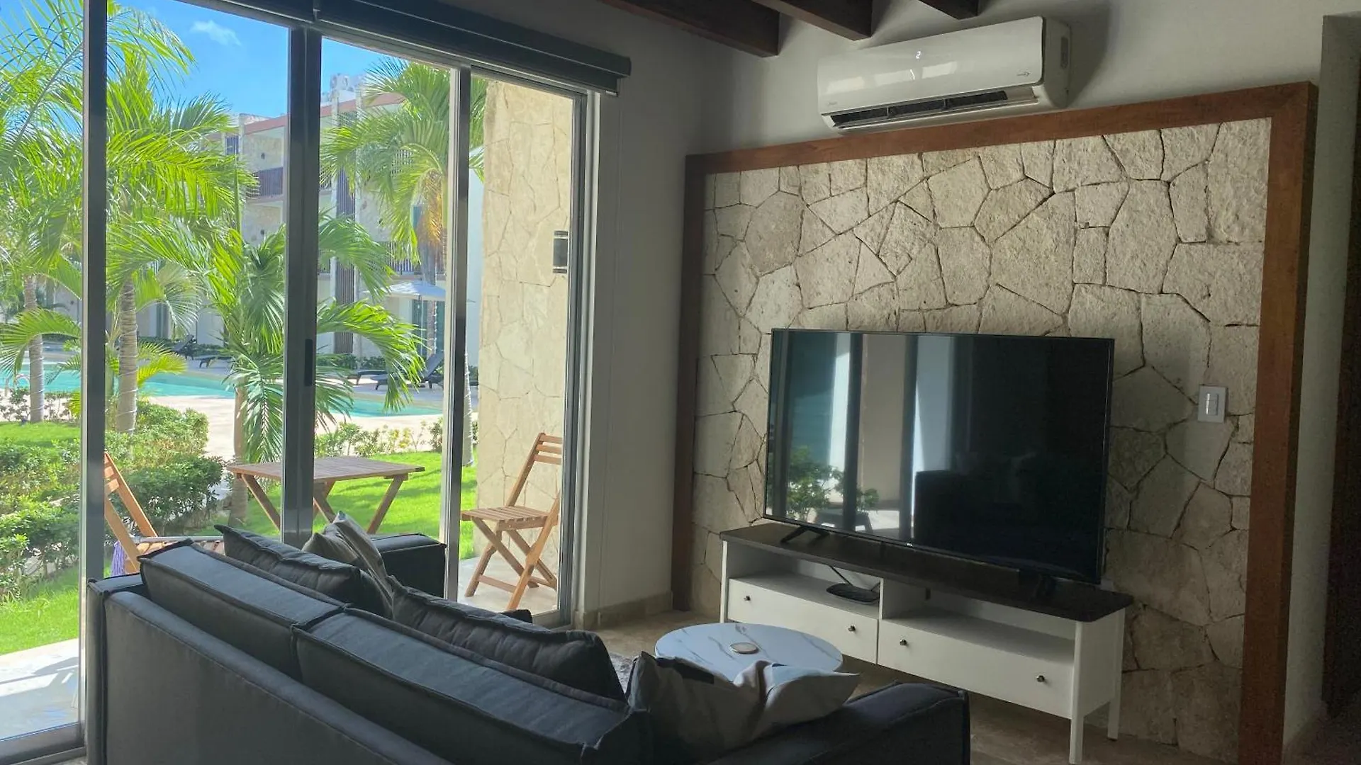 Cozy Poolside Condo Playa del Carmen